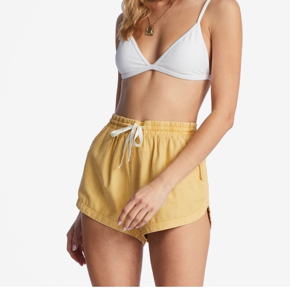 Billabong Pants - Womens Billabong “Road Trippin” Yellow Shorts (size L)